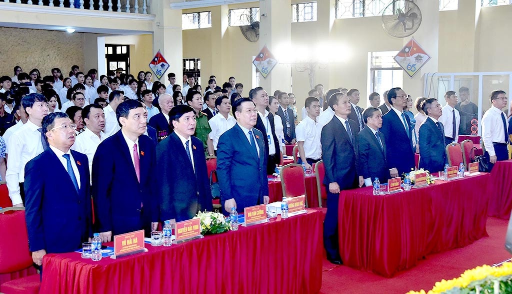 Chủ tịch Quốc hội Vương Đình Huệ và các đại biểu thực hiện nghi thức chào cờ. Ảnh: Lâm Hiển Chủ tịch Quốc hội Vương Đình Huệ dự Lễ khai giảng năm học mới 2023 - 2024 tại Trường Hữu nghị T78