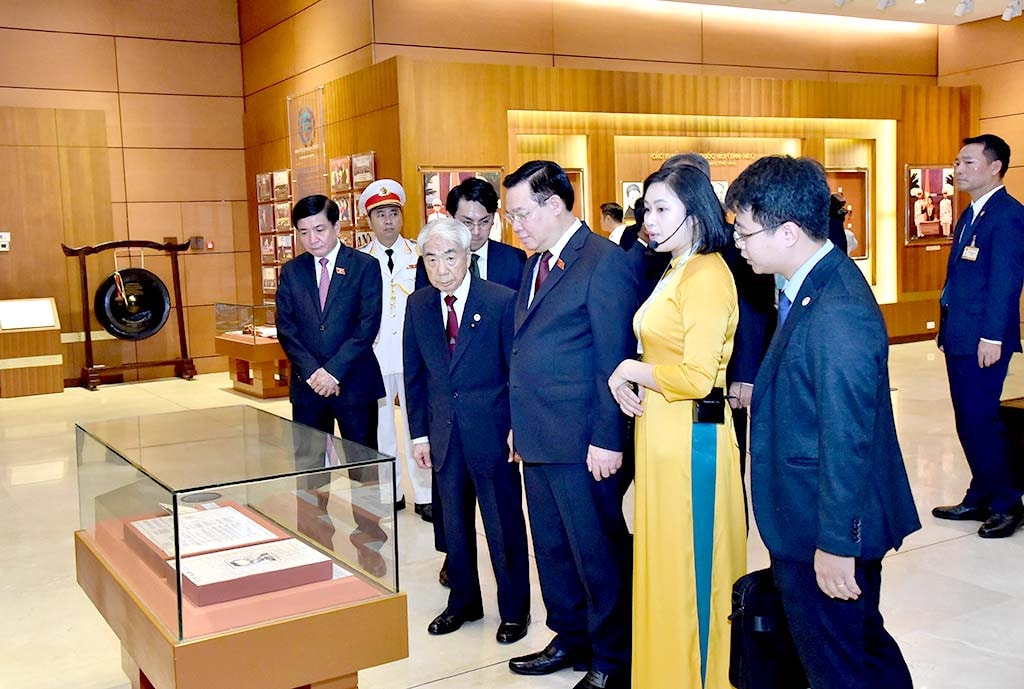 Chủ tịch Thượng viện Nhật Bản Otsuji Hidehisa thăm Phòng Truyền thống Quốc hội Việt Nam. Ảnh: Lâm Hiển Chủ tịch Quốc hội Vương Đình Huệ đón, hội đàm với Chủ tịch Thượng viện Nhật Bản Otsuji Hidehisa -0