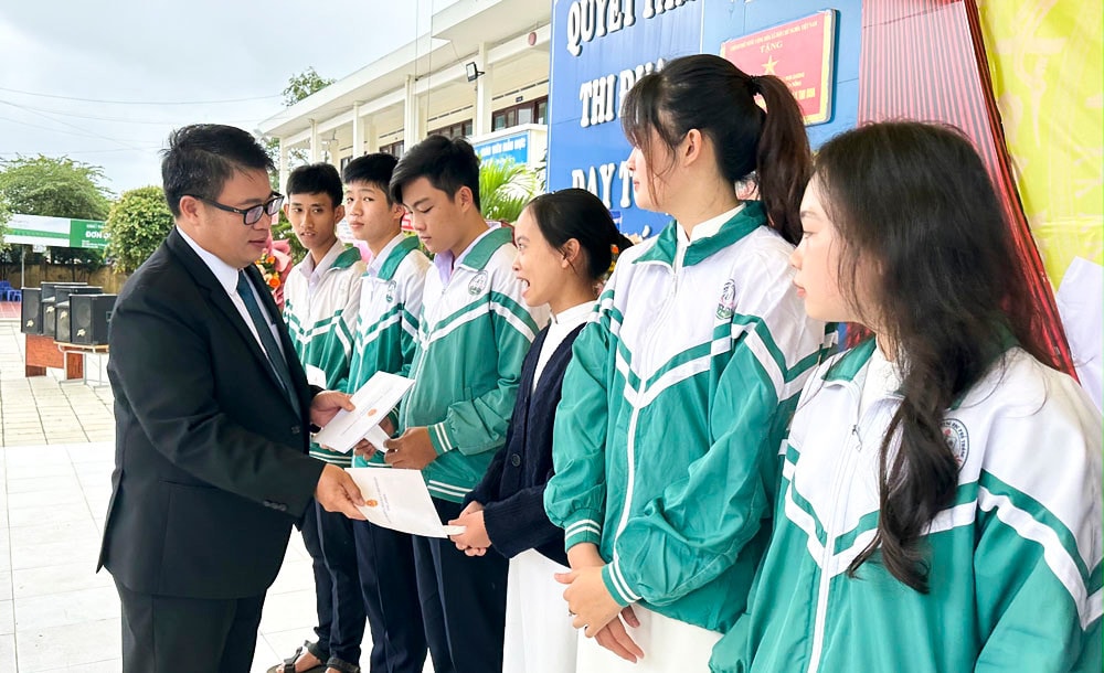 Hơn 334.300 học sinh tỉnh Lâm Đồng nô nức đón chào năm học mới -0