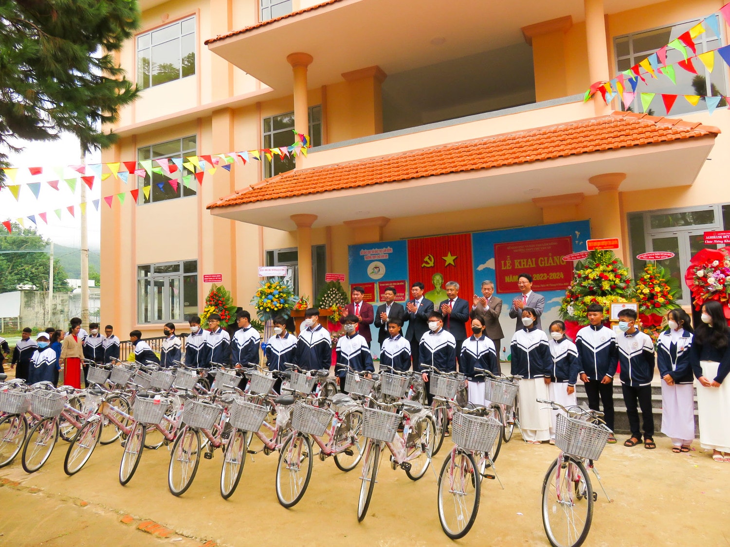 Hơn 334.300 học sinh tỉnh Lâm Đồng nô nức đón chào năm học mới -0