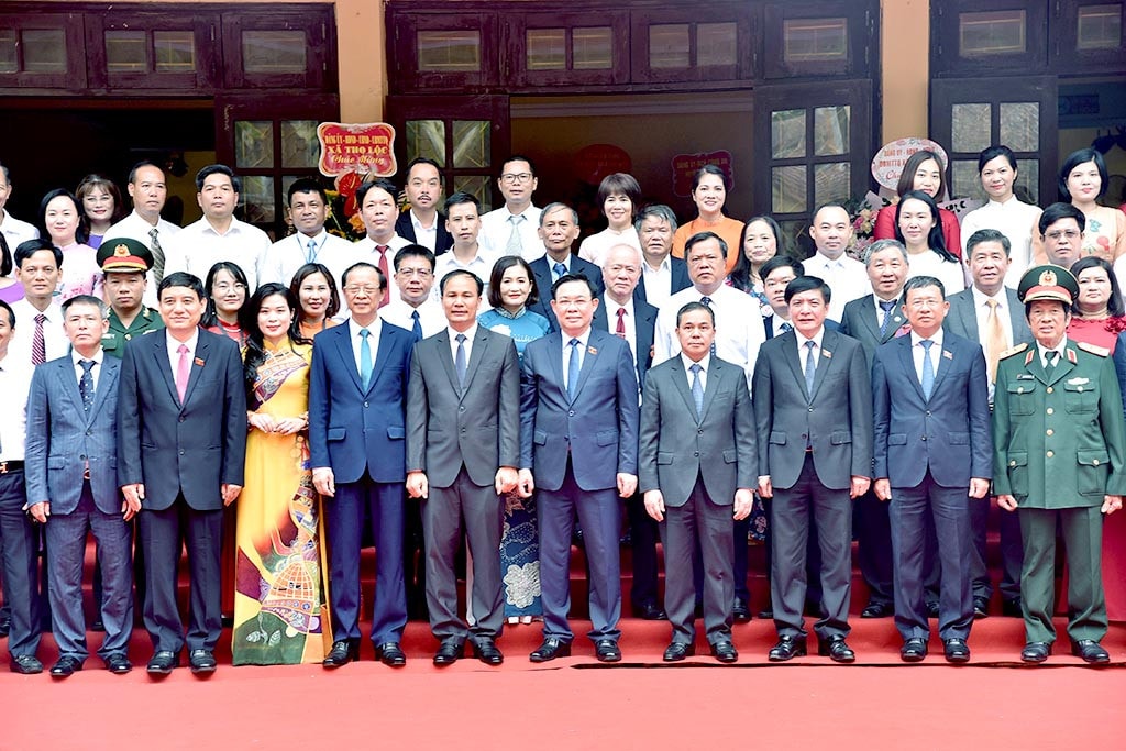 Chủ tịch Quốc hội Vương Đình Huệ và các đại biểu chụp ảnh với các thầy cô giáo Chủ tịch Quốc hội Vương Đình Huệ dự Lễ khai giảng năm học mới 2023 - 2024 tại Trường Hữu nghị T78 -0