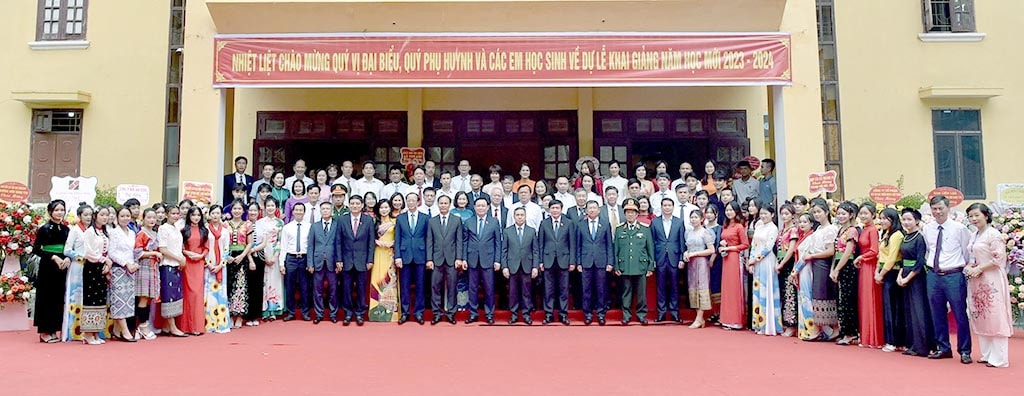 Chủ tịch Quốc hội Vương Đình Huệ và các đại biểu chụp ảnh với các thầy cô và học sinh. Ảnh: Lâm Hiển Chủ tịch Quốc hội Vương Đình Huệ dự Lễ khai giảng năm học mới 2023 - 2024 tại Trường Hữu nghị T78