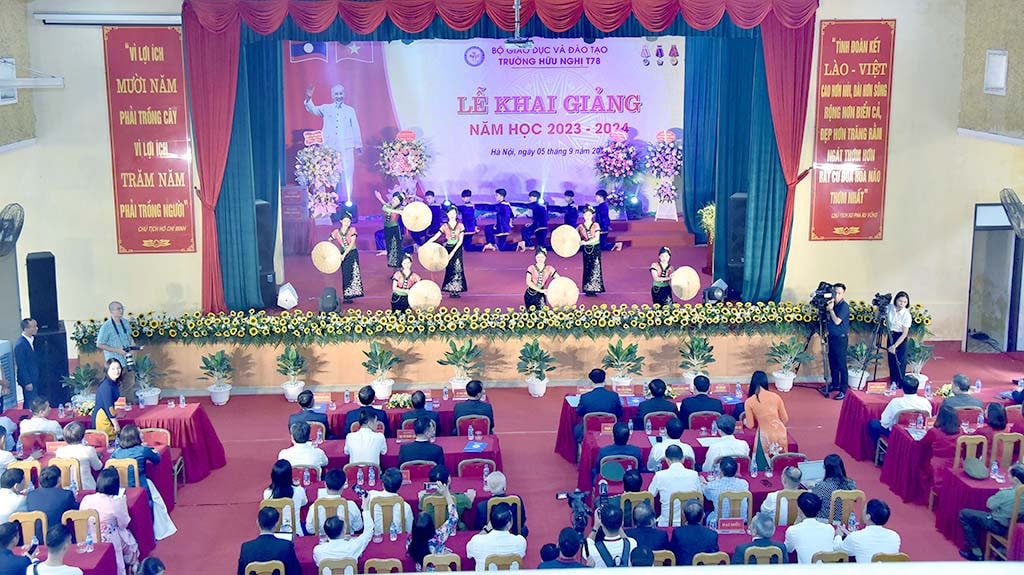 Tiết mục văn nghệ. Ảnh: Lâm Hiển Chủ tịch Quốc hội Vương Đình Huệ dự Lễ khai giảng năm học mới 2023 - 2024 tại Trường Hữu nghị T78