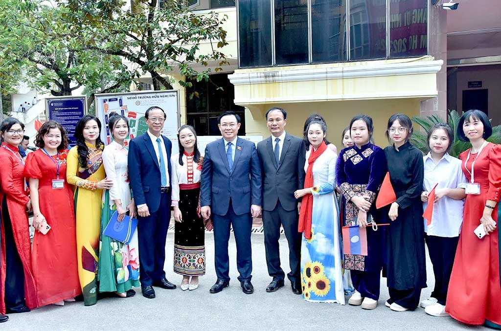 Chủ tịch Quốc hội Vương Đình Huệ và các đại biểu chụp ảnh với các thầy cô và học sinh. Ảnh: Lâm Hiển Chủ tịch Quốc hội Vương Đình Huệ dự Lễ khai giảng năm học mới 2023 - 2024 tại Trường Hữu nghị T78 -1