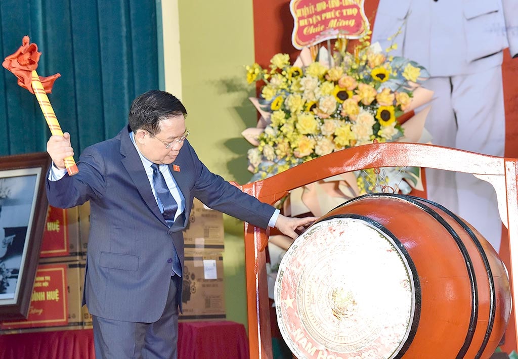 Chủ tịch Quốc hội Vương Đình Huệ đánh trống khai trường chính thức bắt đầu năm học mới. Ảnh: Lâm Hiển Chủ tịch Quốc hội Vương Đình Huệ dự Lễ khai giảng năm học mới 2023 - 2024 tại Trường Hữu nghị T78 -0