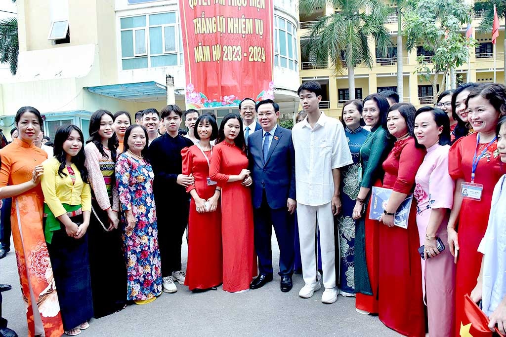 Chủ tịch Quốc hội Vương Đình Huệ và các thầy cô, học sinh nhà trường. Ảnh: Lâm Hiển Chủ tịch Quốc hội Vương Đình Huệ dự Lễ khai giảng năm học mới 2023 - 2024 tại Trường Hữu nghị T78 -2