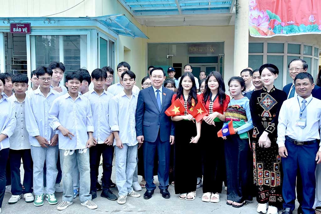 Chủ tịch Quốc hội Vương Đình Huệ và các thầy cô, học sinh nhà trường. Ảnh: Lâm Hiển Chủ tịch Quốc hội Vương Đình Huệ dự Lễ khai giảng năm học mới 2023 - 2024 tại Trường Hữu nghị T78 -0