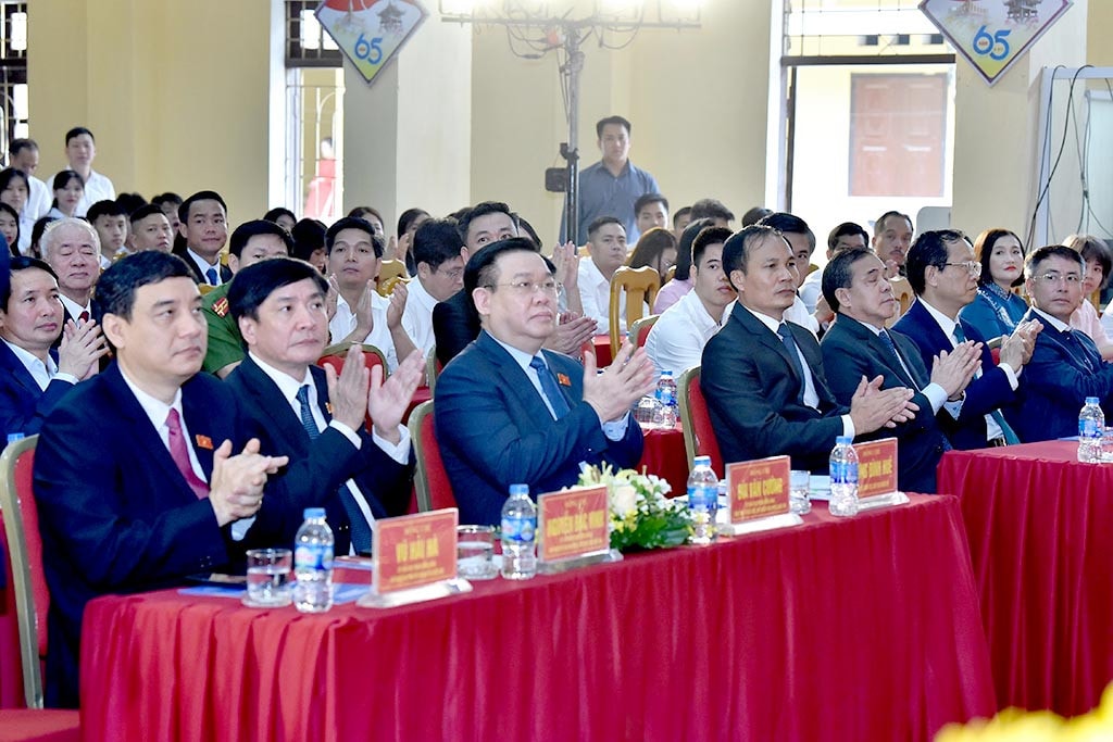 Chủ tịch Quốc hội Vương Đình Huệ và các đại biểu dự Lễ khai giảng năm học mới tại Trường Hữu nghị T78. Ảnh: Lâm Hiển Chủ tịch Quốc hội Vương Đình Huệ dự Lễ khai giảng năm học mới 2023 - 2024 tại Trường Hữu nghị T78 -0