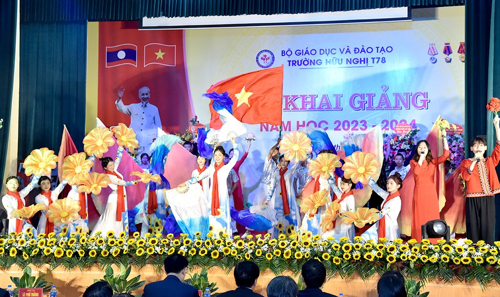 Tiết mục văn nghệ. Ảnh: Lâm Hiển Chủ tịch Quốc hội Vương Đình Huệ dự Lễ khai giảng năm học mới 2023 - 2024 tại Trường Hữu nghị T78