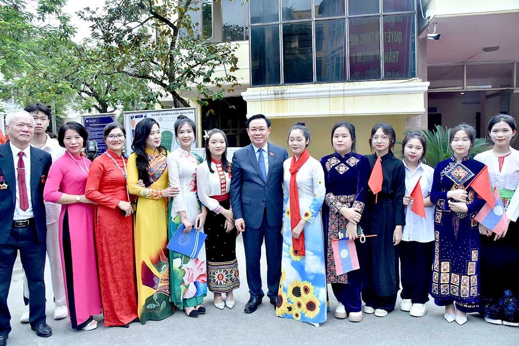 Chủ tịch Quốc hội Vương Đình Huệ và các đại biểu chụp ảnh với các thầy cô và học sinh. Ảnh: Lâm Hiển Chủ tịch Quốc hội Vương Đình Huệ dự Lễ khai giảng năm học mới 2023 - 2024 tại Trường Hữu nghị T78 -0