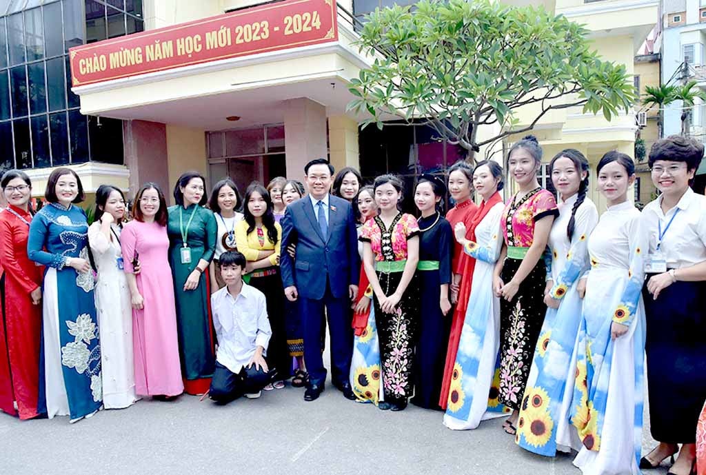 Chủ tịch Quốc hội Vương Đình Huệ và các thầy cô, học sinh nhà trường. Ảnh: Lâm Hiển Chủ tịch Quốc hội Vương Đình Huệ dự Lễ khai giảng năm học mới 2023 - 2024 tại Trường Hữu nghị T78 -1