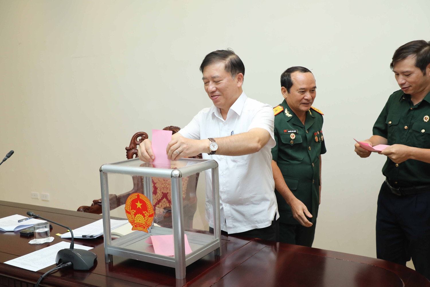 Các đại biểu bỏ phiếu