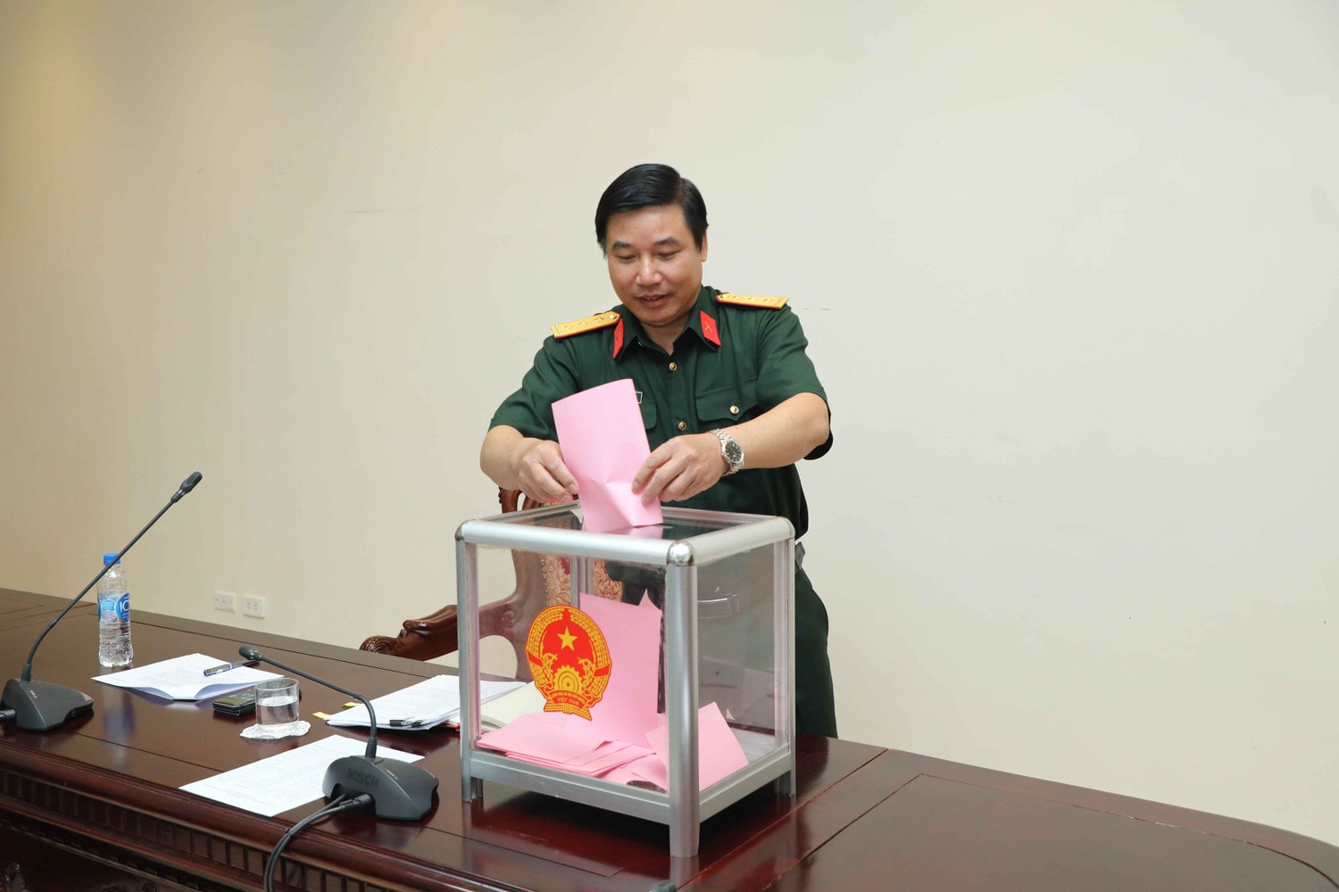 Các đại biểu bỏ phiếu