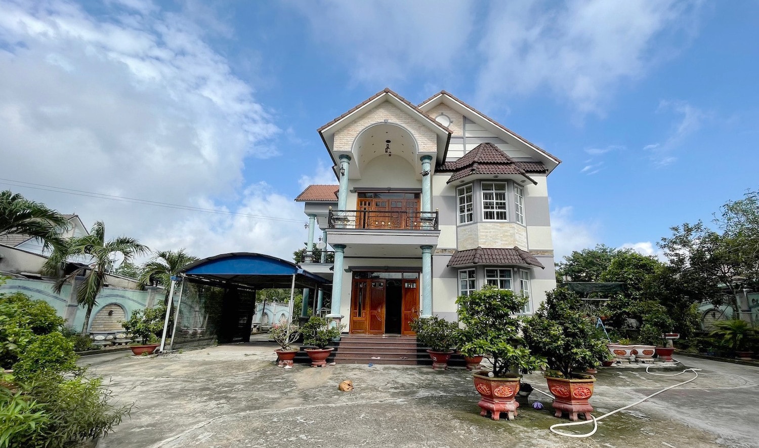 Vụ biệt thự khang trang và gần 3.000m2 đất chuyển nhượng 200 triệu đồng: Tài sản đang tranh chấp vẫn bị bán đấu giá?