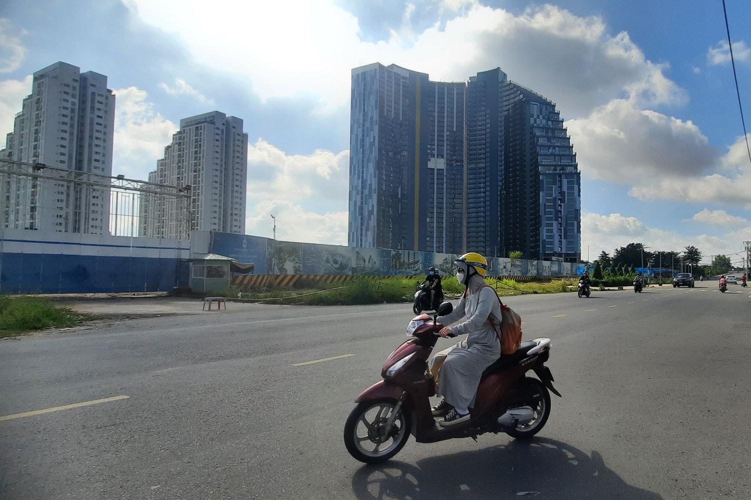 Cư dân chung cư Luxgarden của Tập đoàn Đất Xanh kêu cứu vì giao thông không kết nối -0