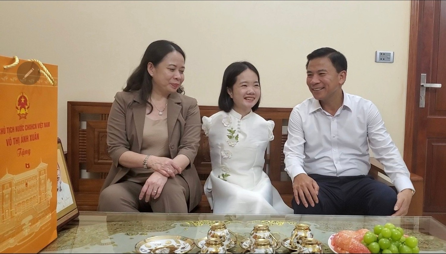 Phó Chủ tịch nước đến thăm cô giáo không tay Lê Thị Thắm nhân ngày khai giảng -0