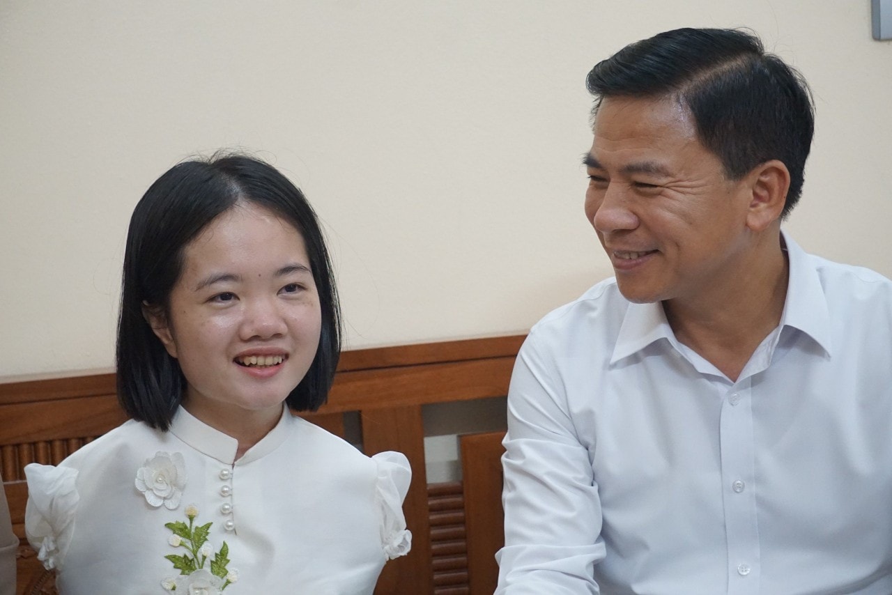 Phó Chủ tịch nước đến thăm cô giáo không tay Lê Thị Thắm nhân ngày khai giảng -0