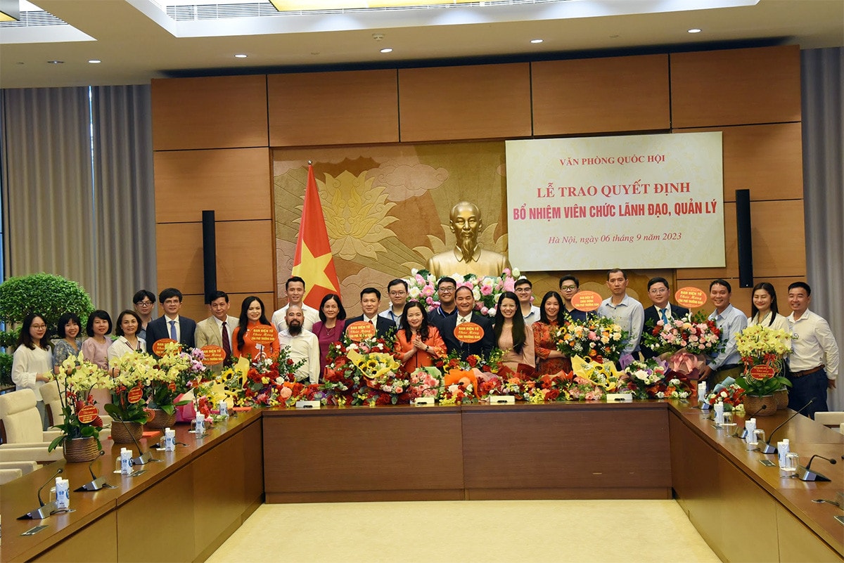 Tổng Thư ký Quốc hội, Chủ nhiệm Văn phòng Quốc hội Bùi Văn Cường trao quyết định bổ nhiệm viên chức lãnh đạo, quản lý của Báo Đại biểu Nhân dân -5