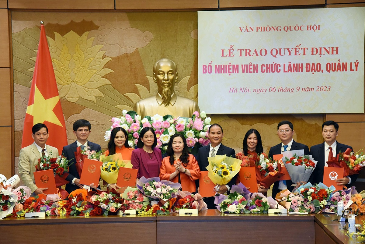 Tổng Thư ký Quốc hội, Chủ nhiệm Văn phòng Quốc hội Bùi Văn Cường trao quyết định bổ nhiệm viên chức lãnh đạo, quản lý của Báo Đại biểu Nhân dân -3