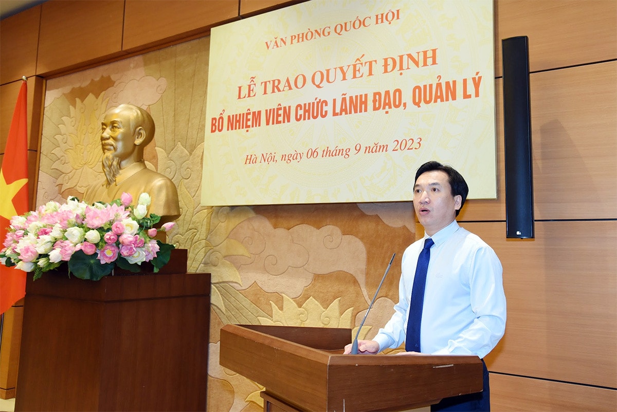 Tổng Thư ký Quốc hội, Chủ nhiệm Văn phòng Quốc hội Bùi Văn Cường trao quyết định bổ nhiệm viên chức lãnh đạo, quản lý của Báo Đại biểu Nhân dân