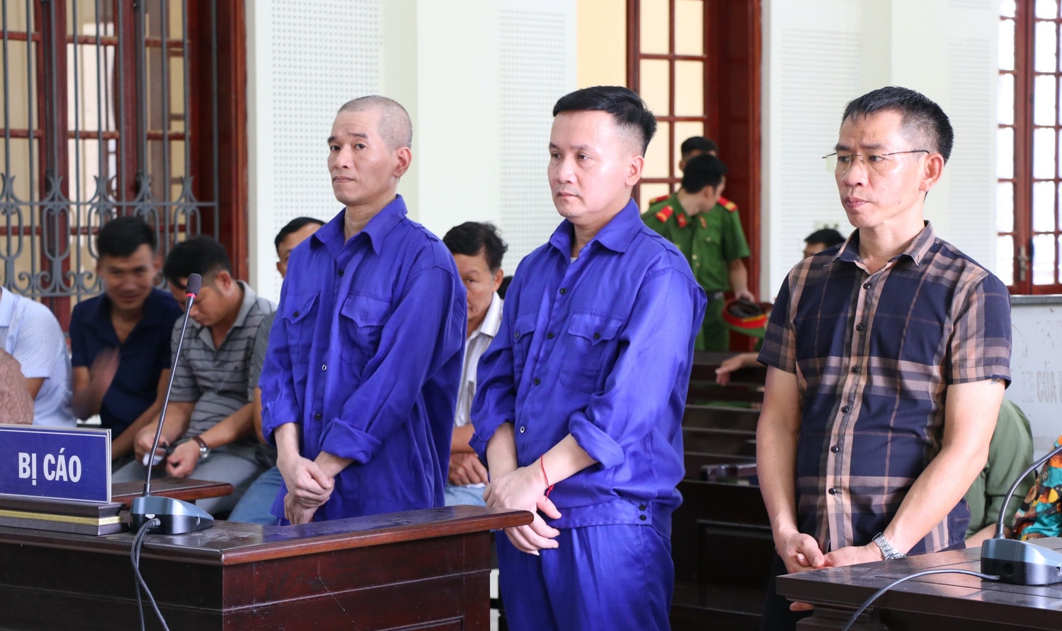 Chiếm đoạt hơn 7 tỷ bằng thủ đoạn lừa bán đất đấu giá, tách bìa -0