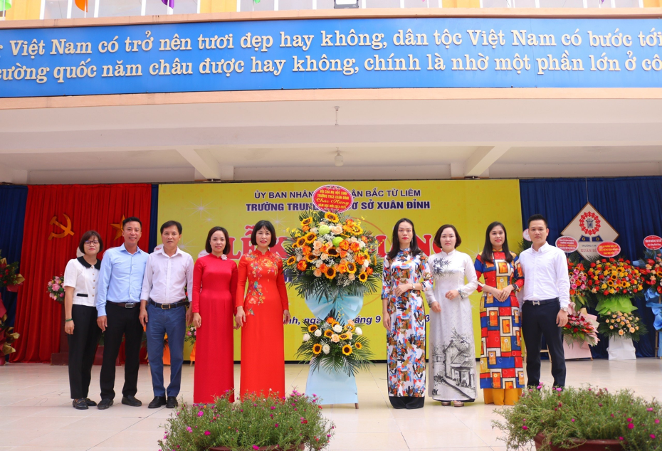 Hà Nội: Trường THCS Xuân Đỉnh hân hoan đón chào năm học mới -4