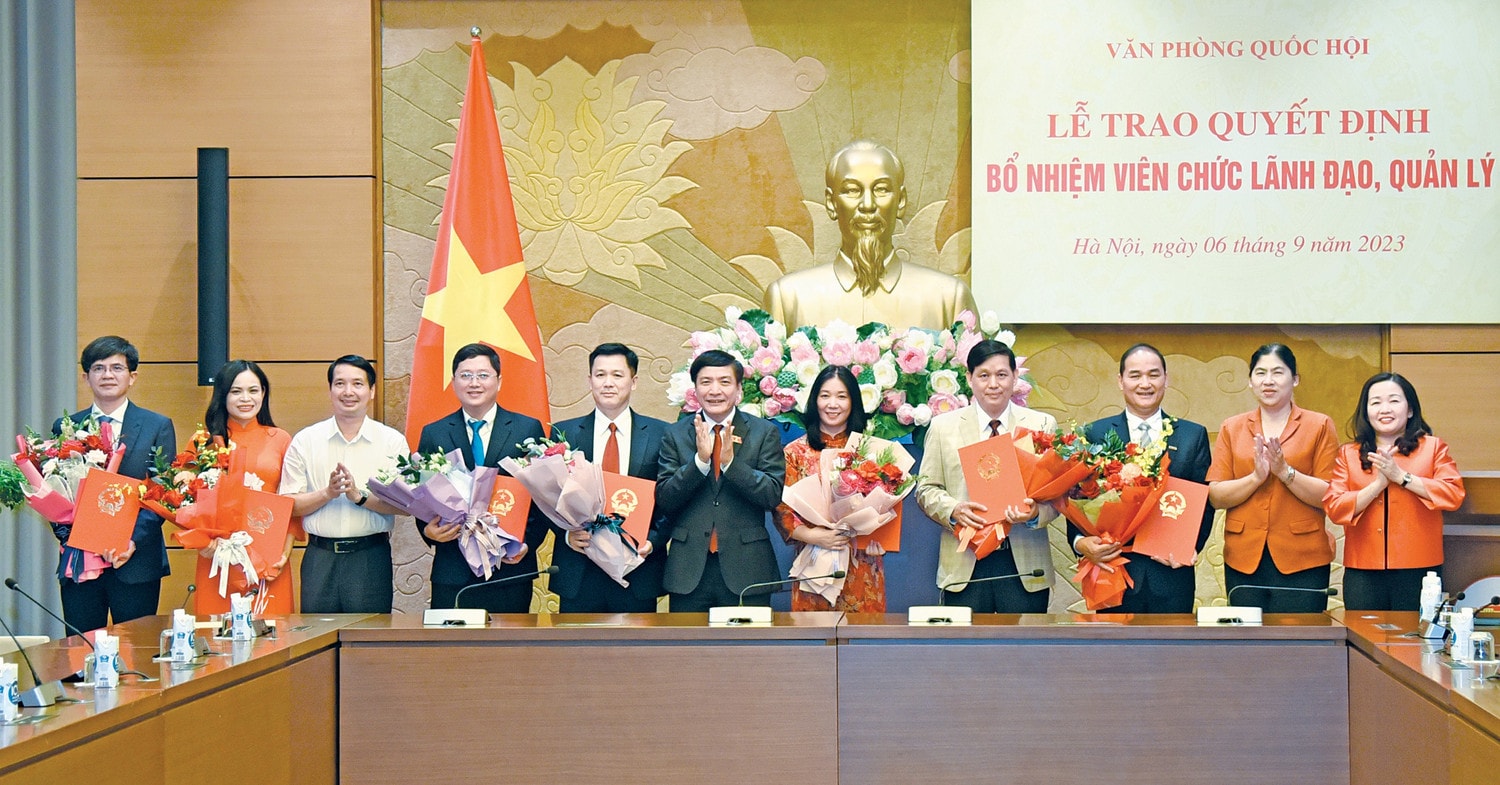Tổng Thư ký Quốc hội, Chủ nhiệm Văn phòng Quốc hội Bùi Văn Cường trao quyết định bổ nhiệm viên chức lãnh đạo, quản lý của Báo Đại biểu Nhân dân -0