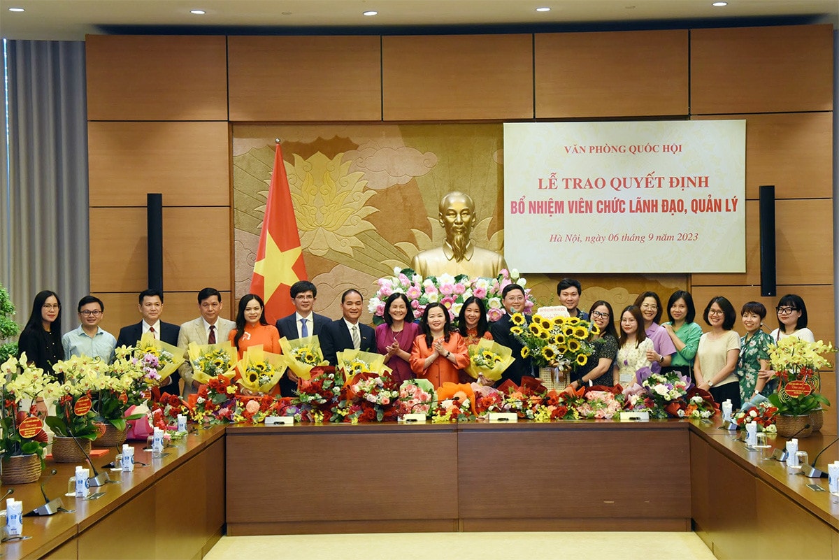 Tổng Thư ký Quốc hội, Chủ nhiệm Văn phòng Quốc hội Bùi Văn Cường trao quyết định bổ nhiệm viên chức lãnh đạo, quản lý của Báo Đại biểu Nhân dân -0