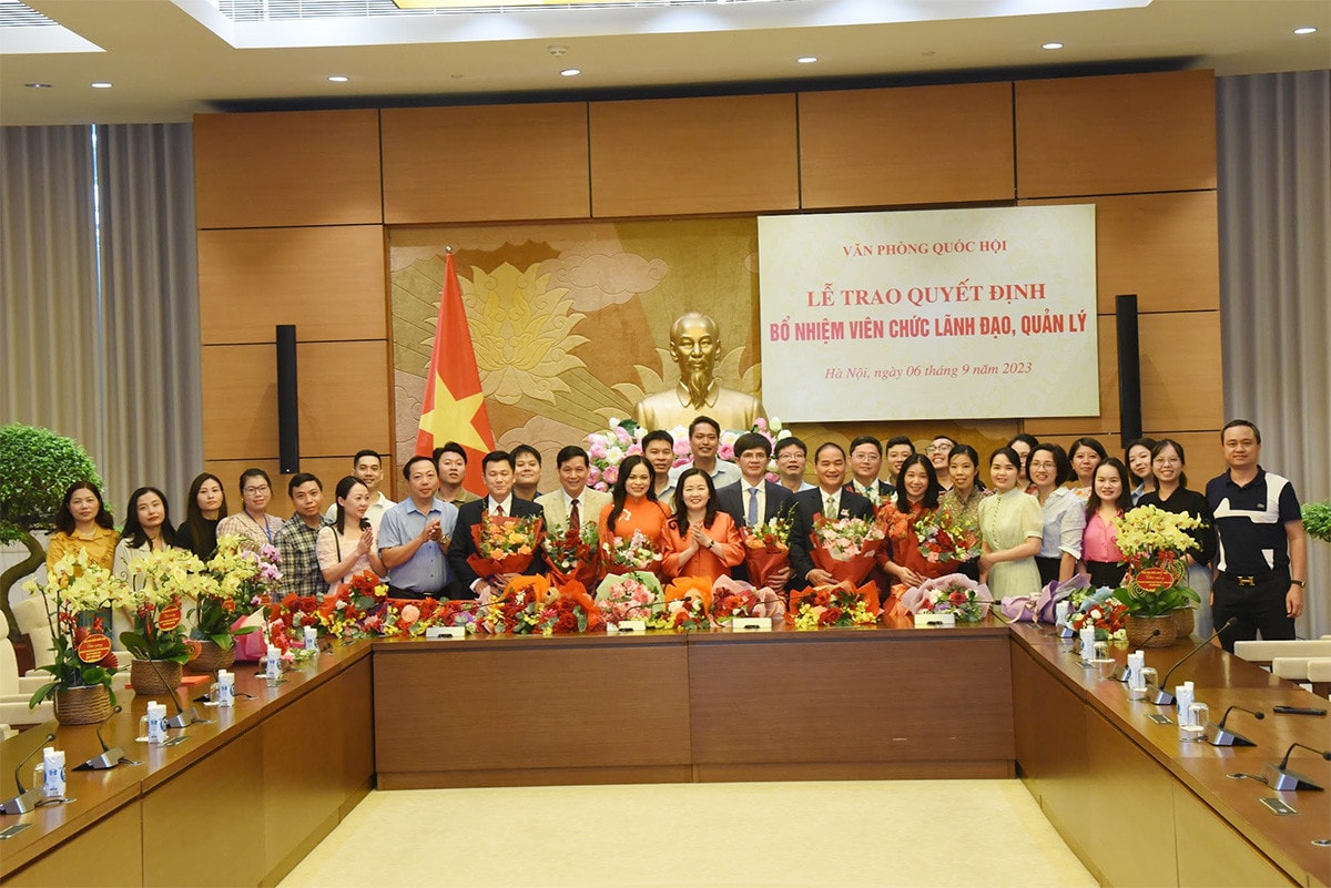 Tổng Thư ký Quốc hội, Chủ nhiệm Văn phòng Quốc hội Bùi Văn Cường trao quyết định bổ nhiệm viên chức lãnh đạo, quản lý của Báo Đại biểu Nhân dân -8