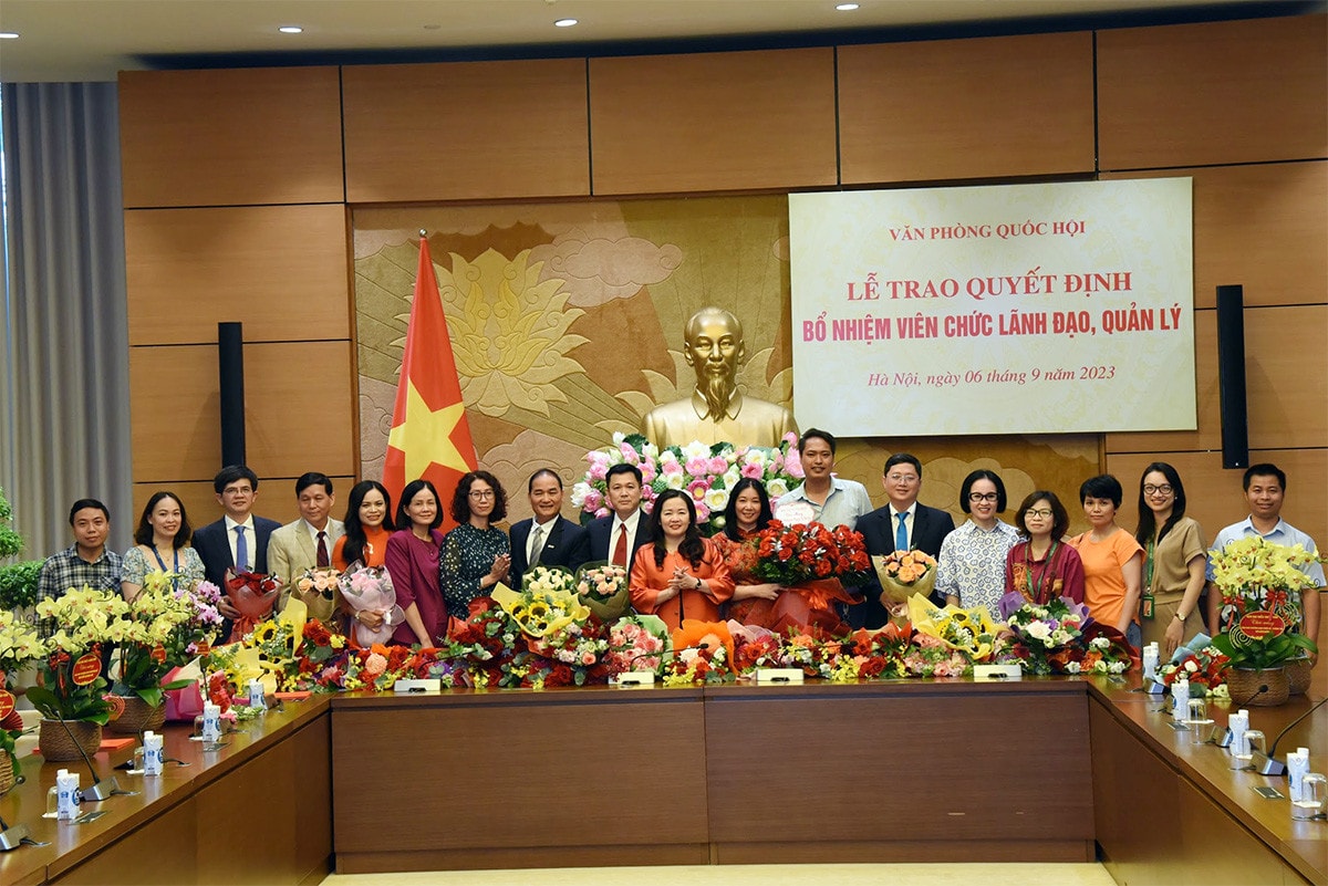 Tổng Thư ký Quốc hội, Chủ nhiệm Văn phòng Quốc hội Bùi Văn Cường trao quyết định bổ nhiệm viên chức lãnh đạo, quản lý của Báo Đại biểu Nhân dân -0