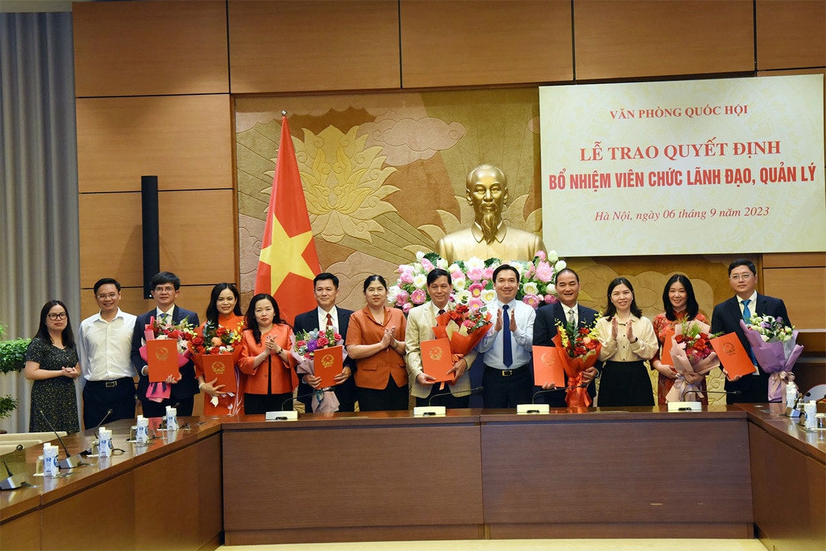 Tổng Thư ký Quốc hội, Chủ nhiệm Văn phòng Quốc hội Bùi Văn Cường trao quyết định bổ nhiệm viên chức lãnh đạo, quản lý của Báo Đại biểu Nhân dân -0