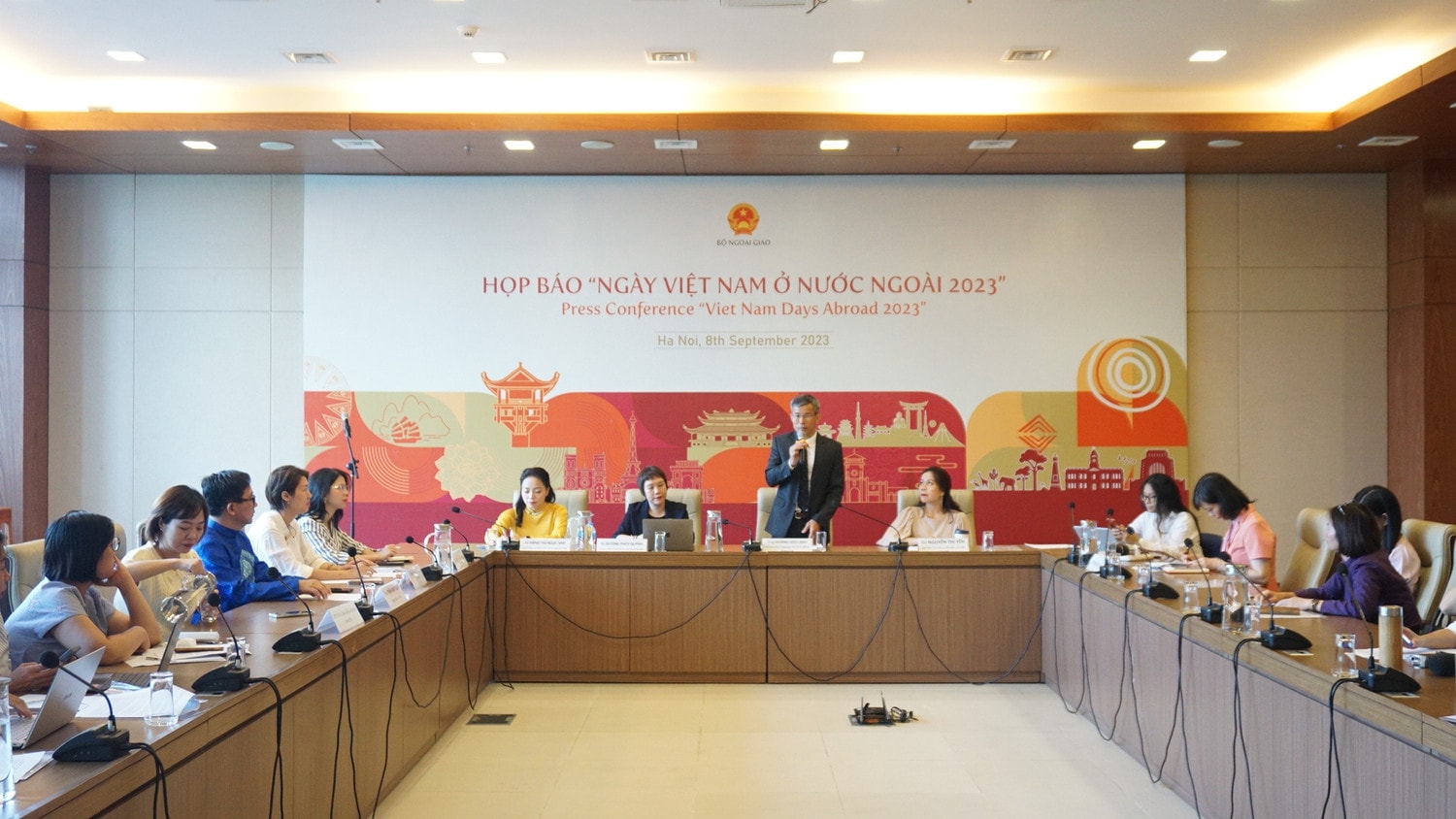 Mang hình ảnh, đất nước và con người Việt Nam đến 3 châu lục -0