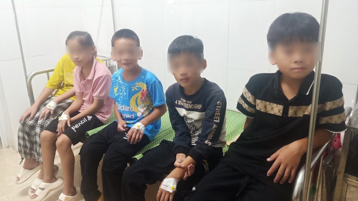 25 học sinh tiểu học vào viện sau khi ăn thạch và kẹo ngậm mua ở cổng trường -1