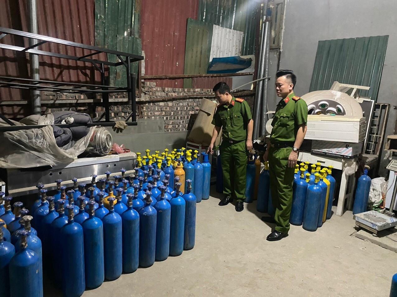 Công an Quận Tây Hồ phát hiện gần 130 bình khí cười -0