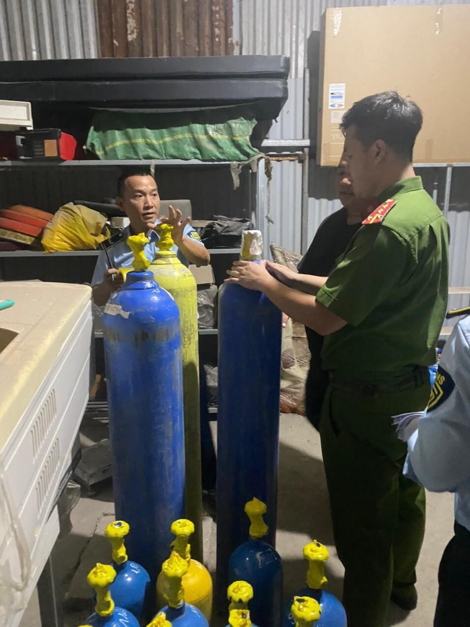 Công an Quận Tây Hồ phát hiện gần 130 bình khí cười -0