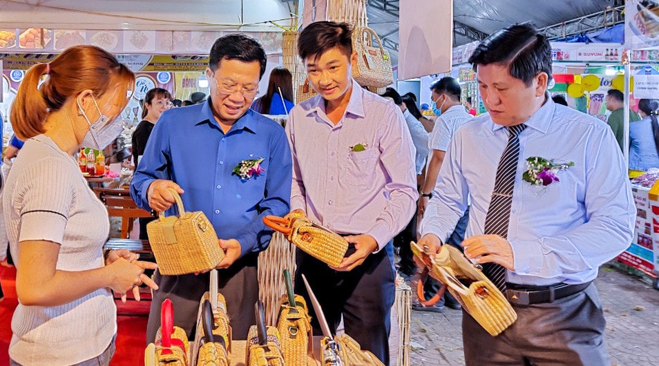Cà Mau: Khuyến khích doanh nghiệp phát triển sản xuất, kinh doanh, mở rộng hệ thống phân phối hàng Việt -0