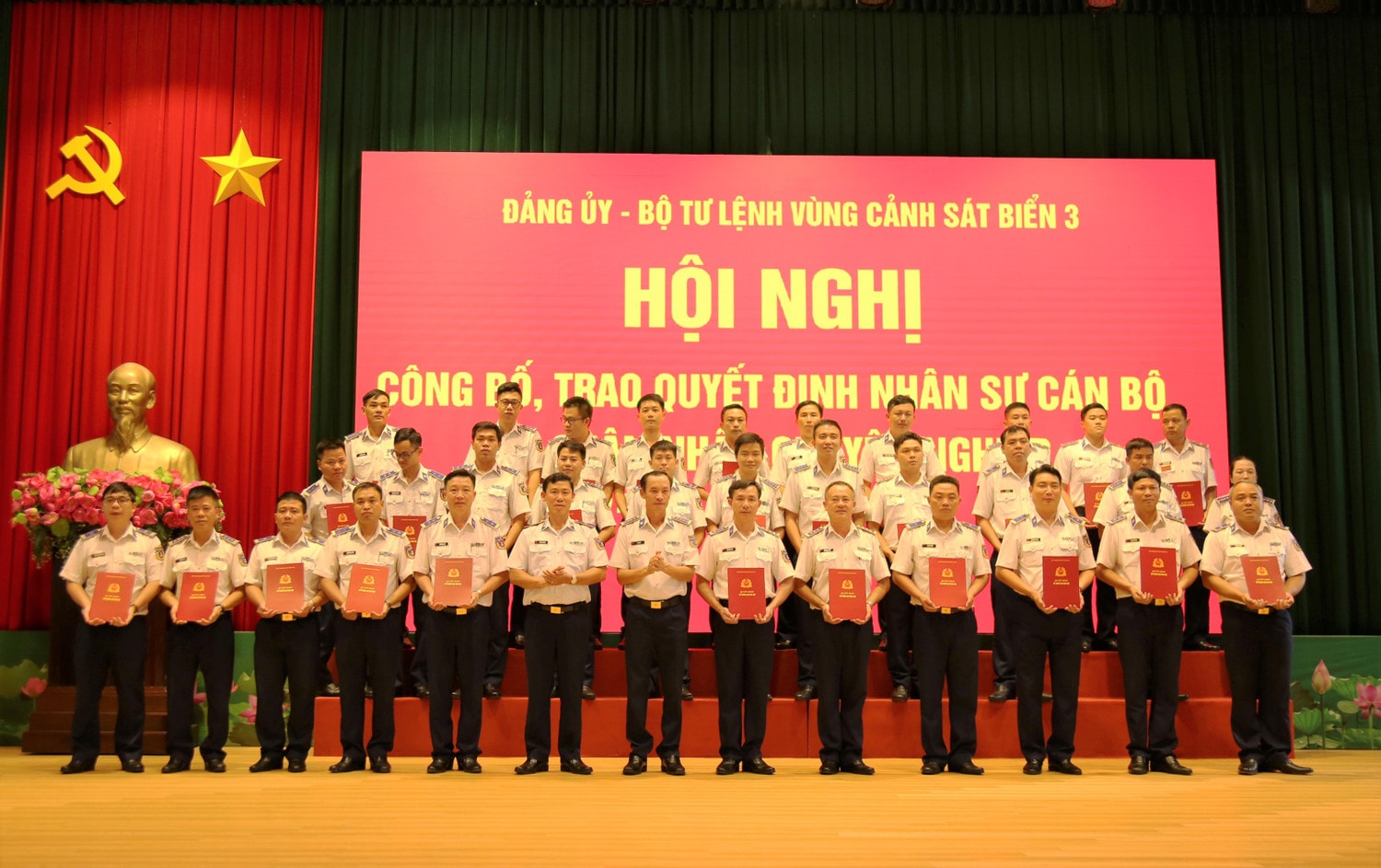 Lãnh đạo Bộ Tư lệnh Vùng Cảnh sát biển 3 trao quyết định điều động, bổ nhiệm cán bộ, quân nhân chuyên nghiệp thuộc các đơn vị tổ chức mới, tổ chức lại Lãnh đạo Bộ Tư lệnh Vùng Cảnh sát biển 3 trao quyết định điều động, bổ nhiệm cán bộ, quân nhân chuyên nghiệp thuộc các đơn vị tổ chức mới, tổ chức lại