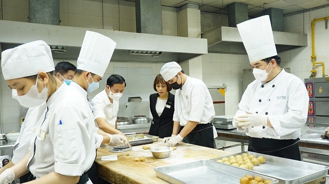 Sở Y tế Hà Nội kiểm tra công tác đảm bảo an toàn vệ sinh thực phẩm bánh trung thu tại khách sạn -0