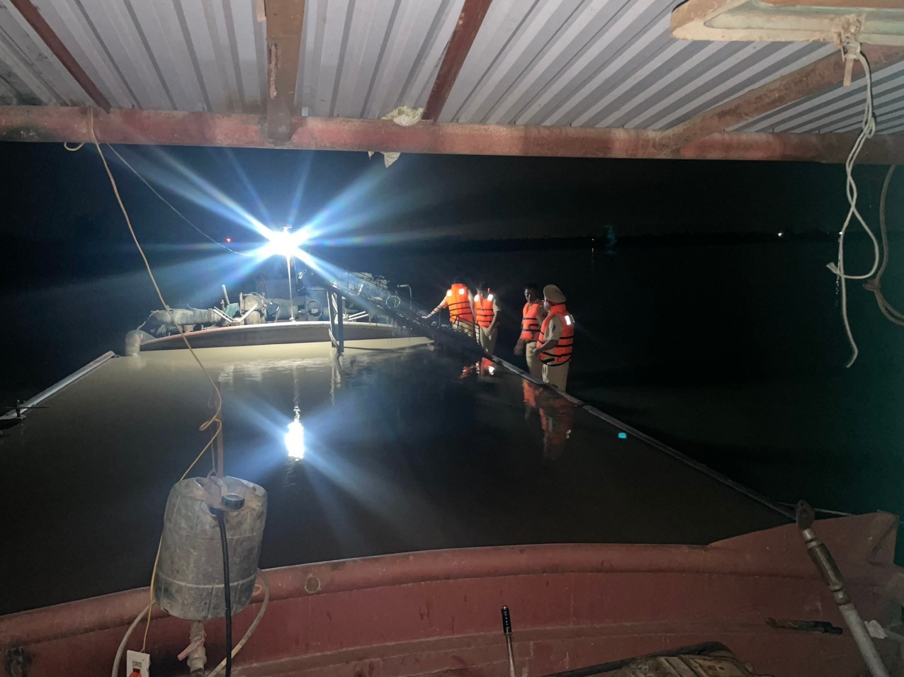 Cảnh sát đường thủy bắt giữ 4 phương tiện bơm hút cát trái phép -0