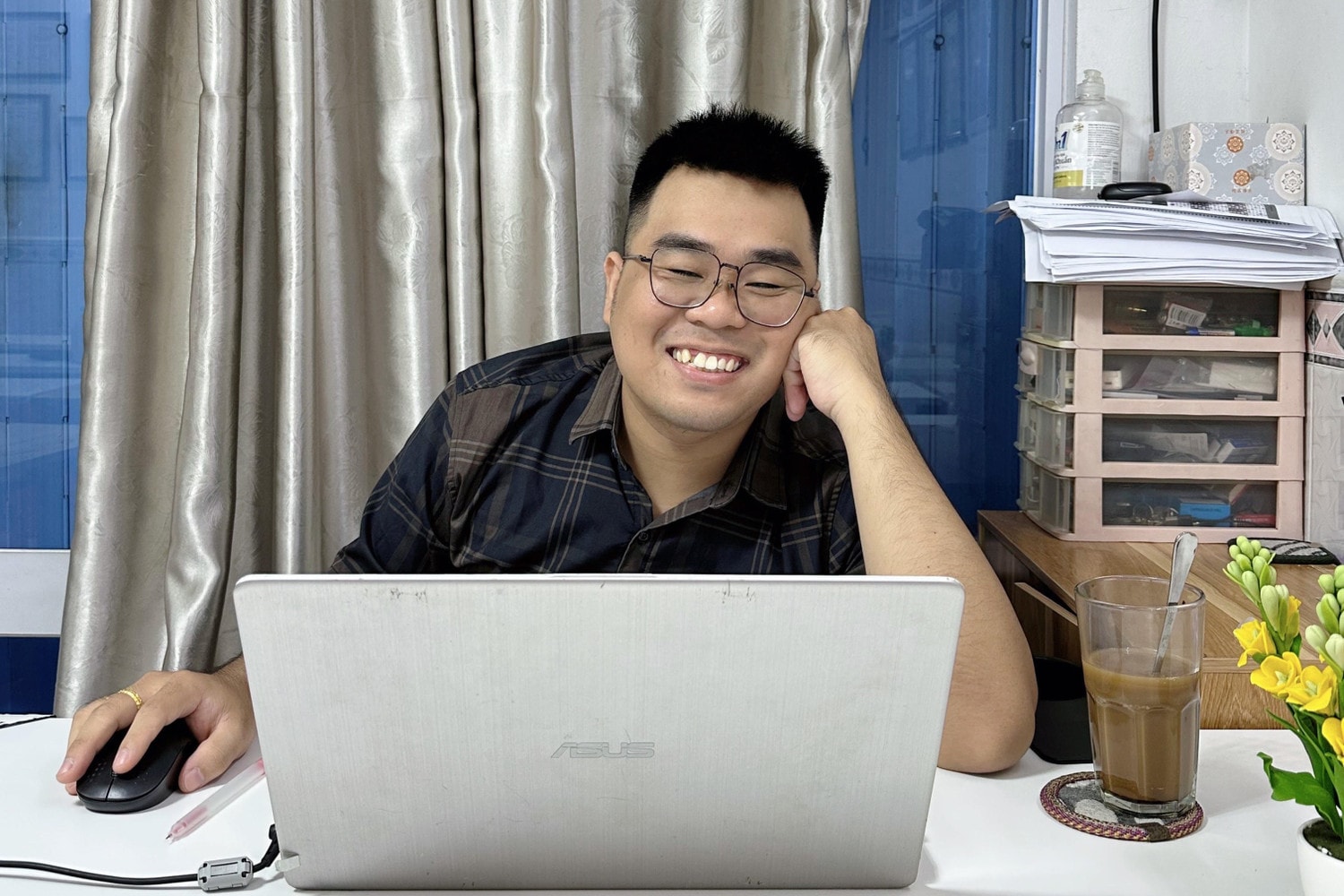 Chàng trai mất thính lực lấy 4 bằng đại học trong 6,5 năm, đạt IELTS 8.0, TOEIC 990 -0