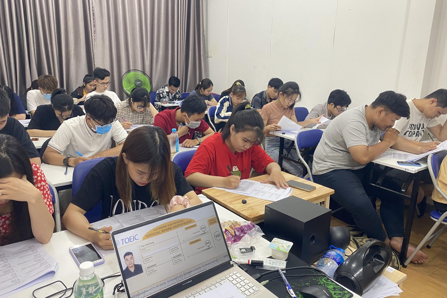 Chàng trai mất thính lực lấy 4 bằng đại học trong 6,5 năm, đạt IELTS 8.0, TOEIC 990 -0