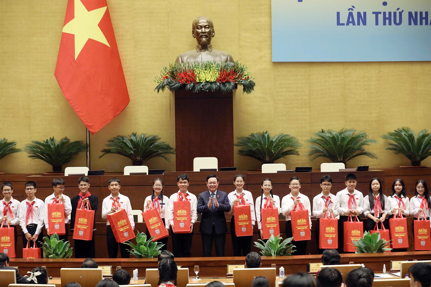 Dành những điều kiện tốt nhất, sự chăm lo chu đáo nhất cho trẻ em - tương lai của đất nước -0