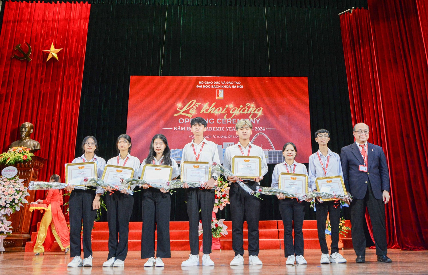 Hơn 8000 tân sinh viên Đại học Bách Khoa Hà Nội náo nức đi khai giảng -0