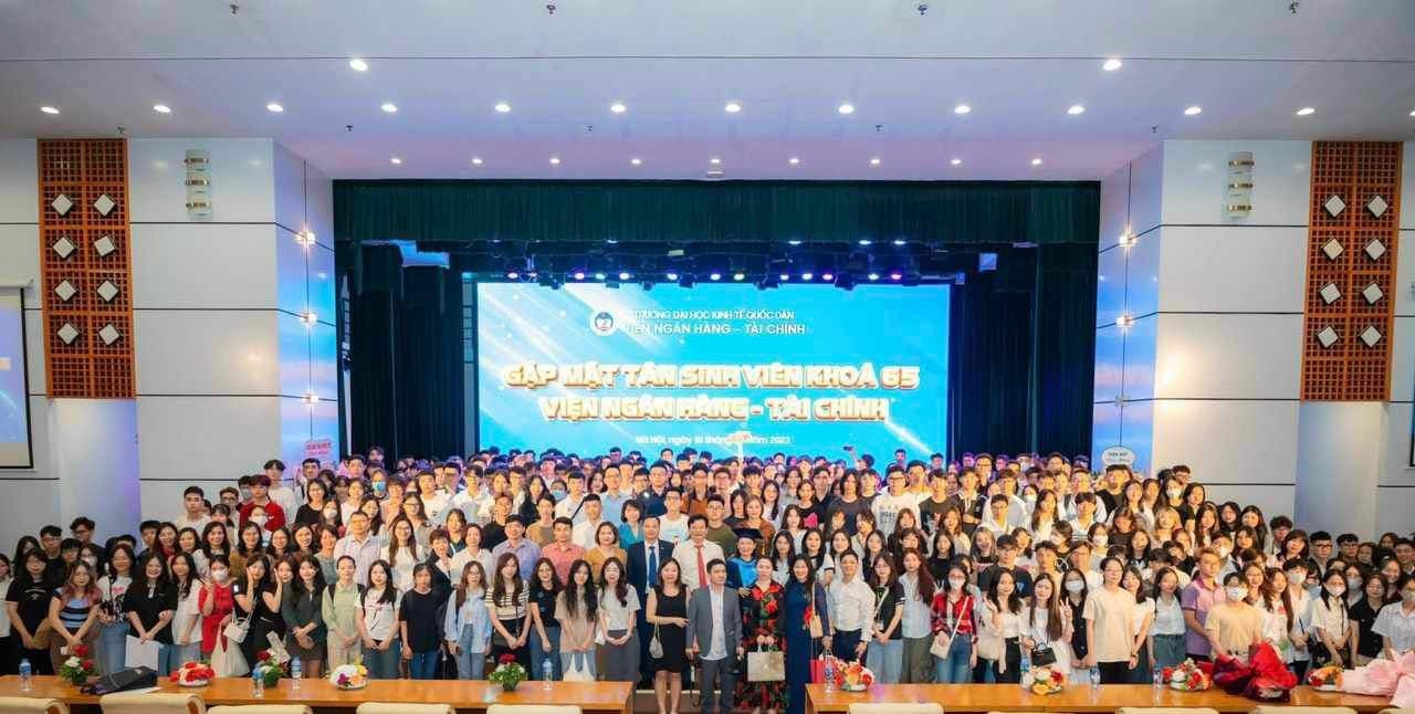 Tân cử nhân U70 tuổi nhận bằng tốt nghiệp cử nhân Trường Đại học Kinh tế Quốc dân -0