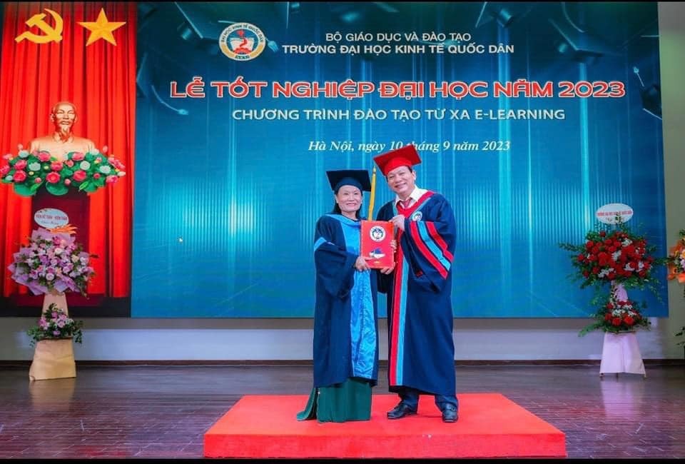 Tân cử nhân U70 tuổi nhận bằng tốt nghiệp Trường Đại học Kinh tế Quốc dân -0