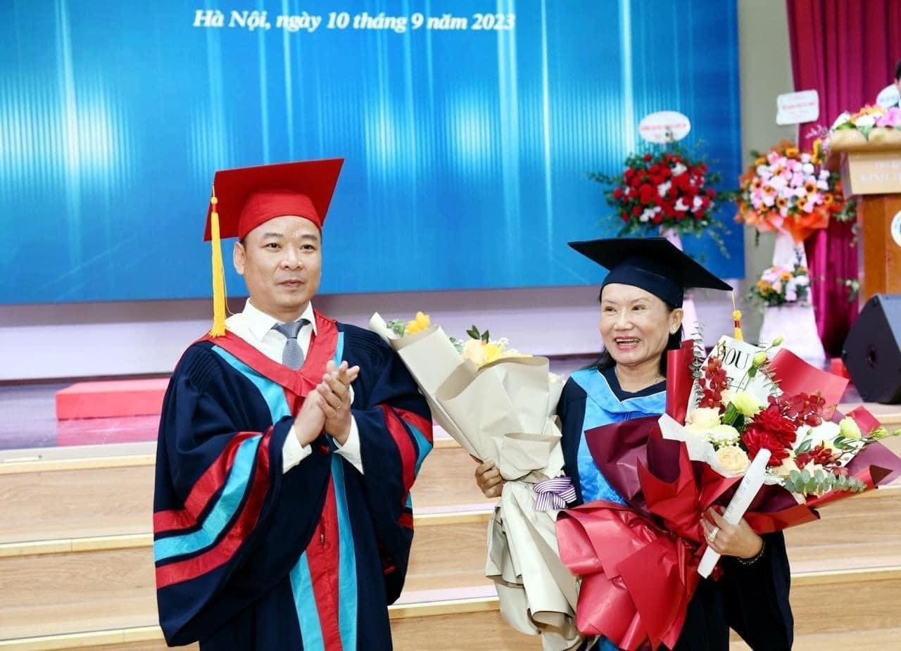 Tân cử nhân U70 tuổi nhận bằng tốt nghiệp Trường Đại học Kinh tế Quốc dân -0