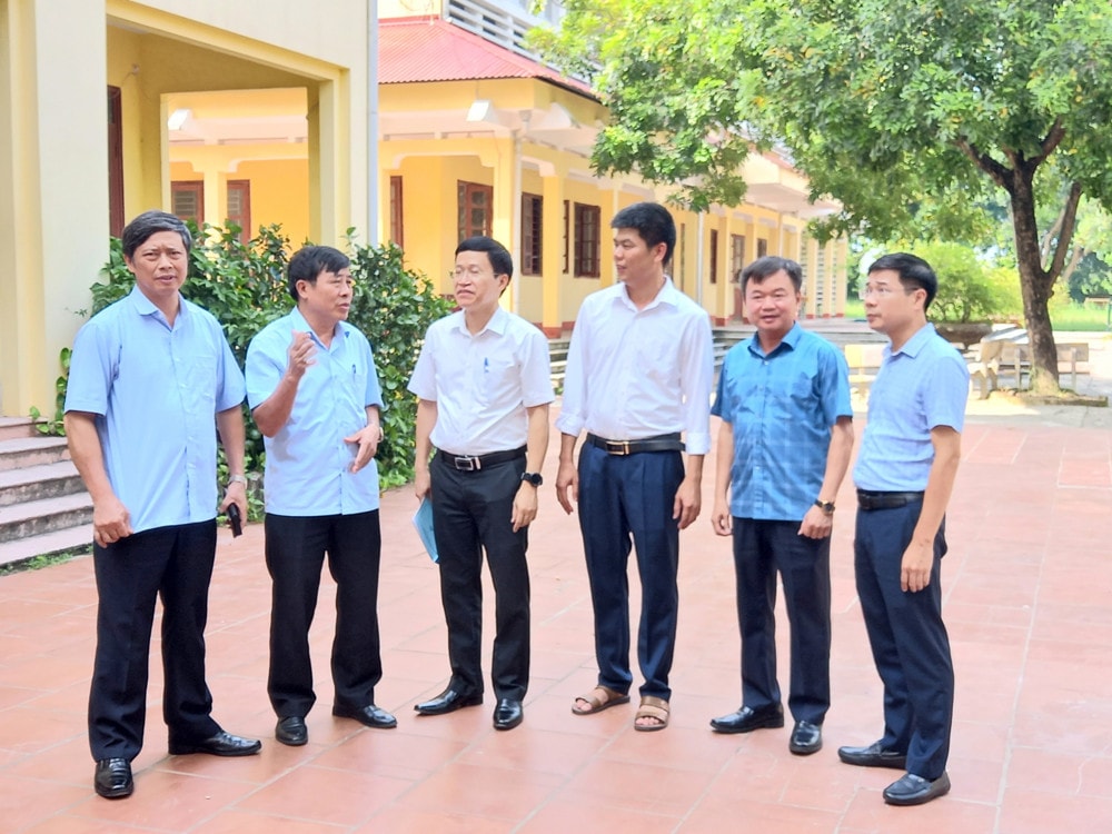 Ban Văn hóa - Xã hội HĐND tỉnh khảo sát việc chấp hành các quy định của pháp luật về giáo dục, đào tạo tại Trường THPT Việt Yên số 2- ẢNH NGÔ THẮNG