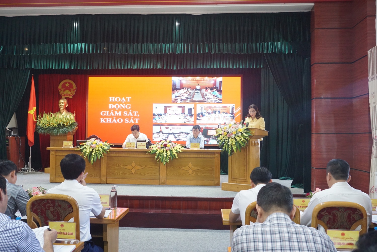 Thường trực HĐND tỉnh đã kết hợp trình bày báo cáo bằng hình ảnh tại Hội nghị - Ảnh HUYỀN LOAN
