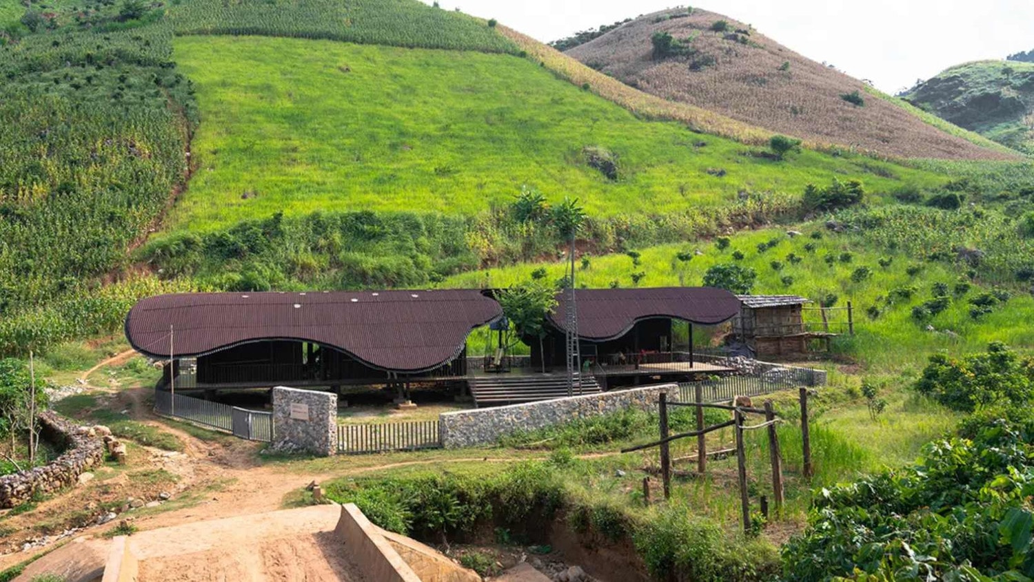 Ngôi trường đẹp như tranh giữa núi rừng Tây Bắc -0