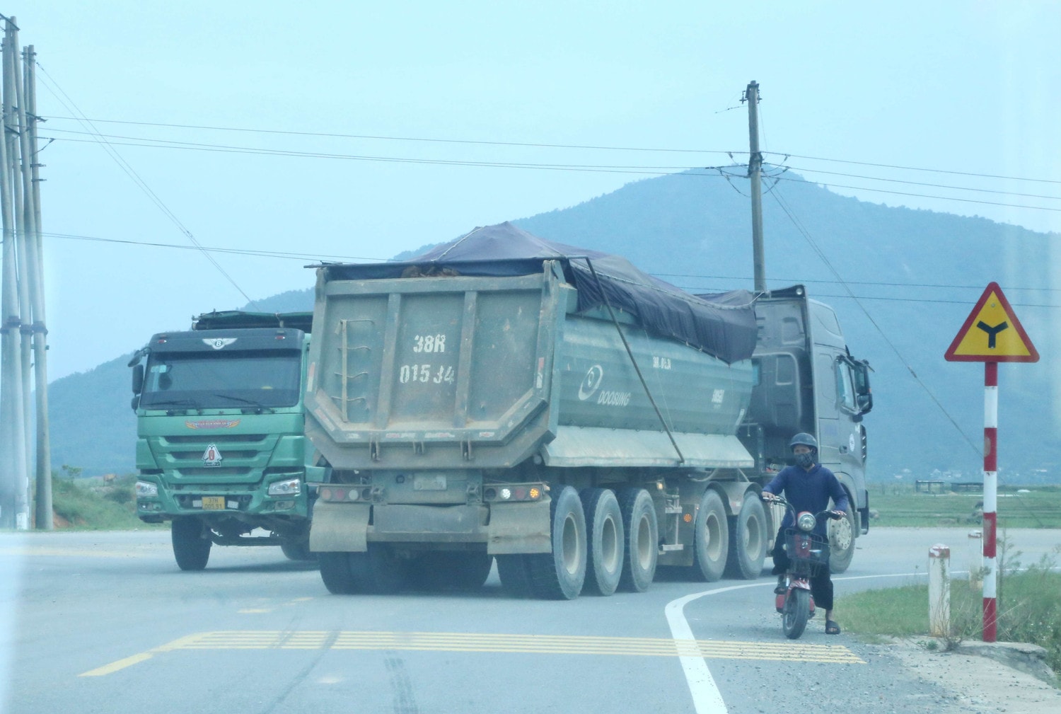 Hà Tĩnh: Xe “hổ vồ” đại náo bụi bay mù mịt, dân kêu trời tại thị xã Kỳ Anh ảnh 1 Xe “Hổ vồ” đại náo bụi bay mù mịt, dân kêu trời -0